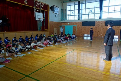 DSC03272 校長先生のお話。今日の歌声は99点だそうです。明日は100点です。\