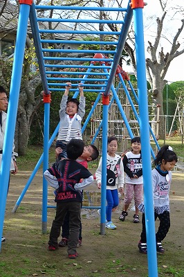 DSC03281 幼稚園の男の子が雲梯に挑戦! 1つ進みました。高いので1年生が支えています。\