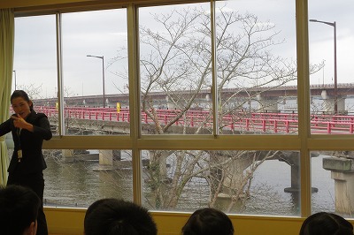 IMG_0163 北浦と神宮橋もしっかり豊津小の子ども達の歌声を聴いてくれました。\