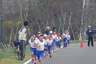 DSC03403 1・2年生が折り返しを回ったところです。お家の方の応援もあります。\
