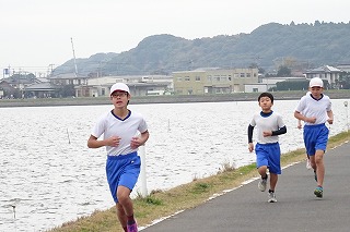 DSC03406 さすが,5・6年生の走りは凄く迫力があります。\