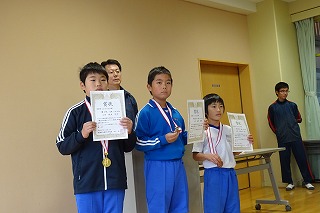 DSC03441 3・4年生の表彰です。\