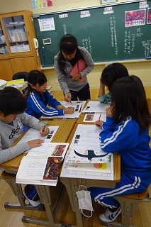 DSC03466 グループの中で個人の読み取ったものを発表し合っています。「ふかめる」です。\