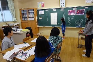 DSC03468 グループでまとめた意見を(担任に向けて)発表しています。「まとめる」です。\