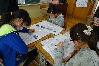 DSC03483 グループで自分の考えを深める学習をしています。\