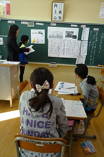 DSC03484 (まとめる)グループでまとめたことの確認をしています。\