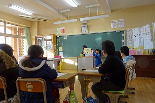 DSC03496 3年生も真剣に見ています。子ども達の活動素晴らしいです。\\