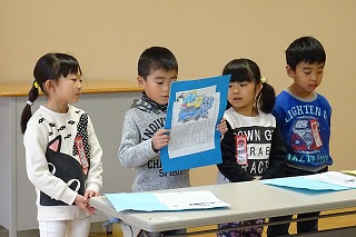 DSC03504 国語の「働く車」の説明を一人一人しました。\\