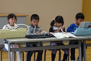 DSC03507 ピアニカを演奏しました。力強く上手に演奏しました。\\