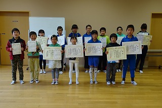 DSC03554 表彰では,たくさんの児童がたくさん表彰されました。その内容は,「茨城ものづくりフェア」,「みんなにすすめたい一冊の本」,「JA書道コンクール」,「ふれあい絵画と標語」,「建設工事風景絵画展」等です。みんないい笑顔です。\\