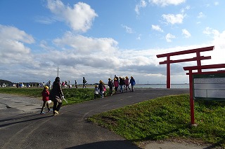 DSC03564 1~3年生は,一の鳥居からゴミ拾いを始めます。\