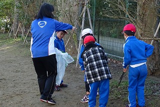 DSC03605 先生と4人の1年生,仲良く落ち葉を拾います。\\\