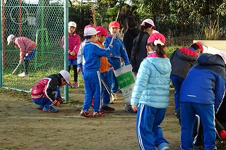 DSC03607 2年生は,ビオトープ周りの落ち葉拾いや草抜きまでしてくれました。\\\