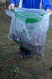 DSC03612 1年生4人が5分間で,こんなにたくさん拾いました。\\\