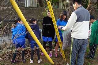 DSC03637 さすが6年生,火ばさみでの一はさみでたくさんの落ち葉を挟んでいます。\\