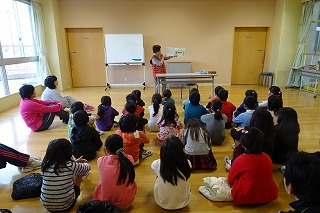 DSC03644 サンタの1年を,1月から月ごとに紹介している絵本でした。\\