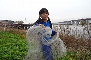 DSC03654 「北浦・一の鳥居」クラブでは投網をしました。大人用なので,とても重くて上手くいきません。\