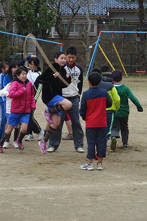 DSC03670 業間の運動です。写真は6年生の長縄です。上手です。\\
