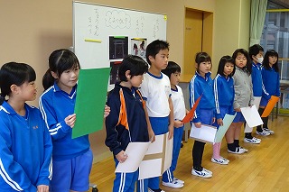 DSC03679 3年生の発表です。総合的な学習の時間で「とよつカルタ」から調べた地域の歴史を発表しました。\