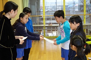 DSC03692 そして最後に,運営委員会から,靴箱の靴が毎日きちんとそろえてある人の発表と表彰がありました。\
