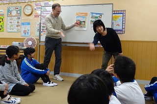 DSC03699 業間に,FMかしまの英語収録がありました。写真は,チャンツをしています。\