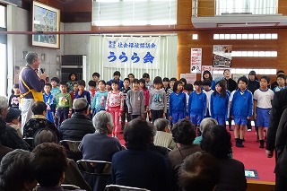 DSC03705 とよつふれあいセンターに行きました。たくさんのお年寄りの前で,まち作り委員長さんから紹介をして頂いている写真です。\