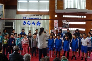 DSC03713 まず合唱です。「いつも 何度でも」「COSMOS」を歌いました。\