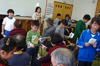 DSC03723 ジャンケンで勝つと百万円と書いた紙があいてからもらえます。\
