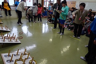 DSC03749 輪投げは,お年寄りの方が上手でした。\