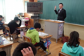 DSC03785 税理士の先生が易しく租税の大切さを教えてくださいました。\\