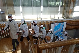 DSC03792 6年生も担任の先生を先頭にきちんと並んでこぼさないように運びます。身支度もきちんとしてます。\