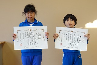 DSC03823 県展に入選した書写と絵画の表彰です。素晴らしい書写「実現」と美しい絵画「空想の世界」が豊津小のエントランスに飾られました。\\\