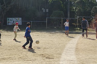 DSC03836 暖かな日だまりで,気持ちよくブンデスリーグのようなサッカーをしてました。2年生から6年生まで楽しく遊んでいます。\\
