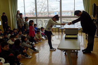 DSC03858 終業式の前に表彰がありました。豊津小独自の読書千ページ賞(千ページごとに表彰。今年度今までの最高は2万1千ページです。)と鹿嶋市教育会作品展の賞状です。\\
