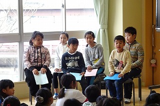 DSC03860 終業式の中での作文「2学期をふり返って」です。写真は学年代表の子たちです。\\