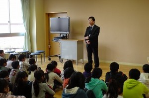 DSC03872 校長先生のお話。「2学期の行事の頑張りが素晴らしかったことと冬休みの勉強をがんばりましょう。」でした。\
