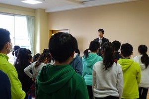 DSC03874 生徒指導主事の先生から,ルールとマナーを守ることのお話です。\