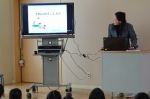 DSC03875 保健主事の先生から,健康と交通事故防止のお話がありました。\