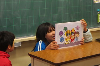 IMG_0255 保健委員会手作りの紙芝居(3つの食品群)を2年生教室で読みました。\\