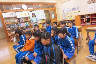 IMG_0258 2年生の紙芝居を見る目つきがとてもいいです。耳は聞き入っています。\\