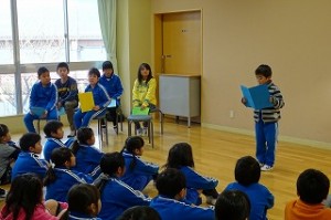 DSC03879 始業式の中で,1~6年生の学年代表が作文を読みました。それぞれ,2学期の反省をもとに学習・運動・生活の目標や主体的になろうなど,決意の作文でした。\
