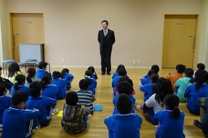 DSC03883 校長先生は,「夢や目標をもちましょう。その実現のために努力をしましょう。」というお話をしました。\