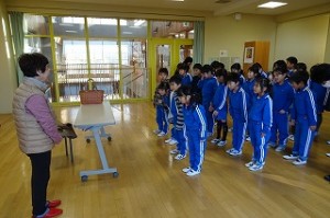 DSC03897 今日は,低学年子たちです。今年初めてなので「今年もよろしくお願いします。」と挨拶しました。\