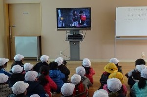 DSC03929 ランチルームに戻り,登下校中の避難の仕方をビデオで学習しました。\