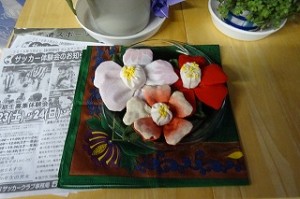 DSC03951 読み聞かせの古賀さんが飾ってくださった椿です。\