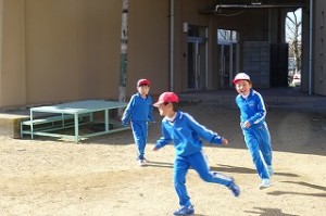 DSC03962 追いかけっこをする子どもたち