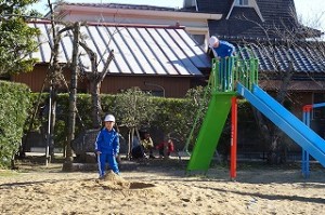 DSC03964 砂場と滑り台にいる子どもたち