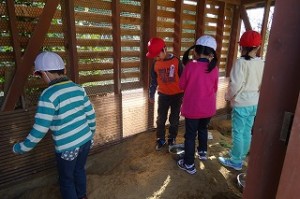 DSC03983 どの穴から出てくるだろうと,キョロキョロする1年生たちです。\