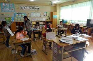 DSC04000 4・5年生は,図工で版画の学習をしています。\