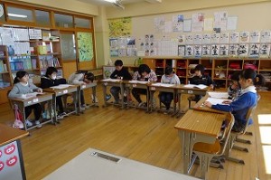 DSC04002 3年生は,明日「神栖市民俗資料館」に行って,昔の暮らしを学習します。その事前確認と学習をしていました。\